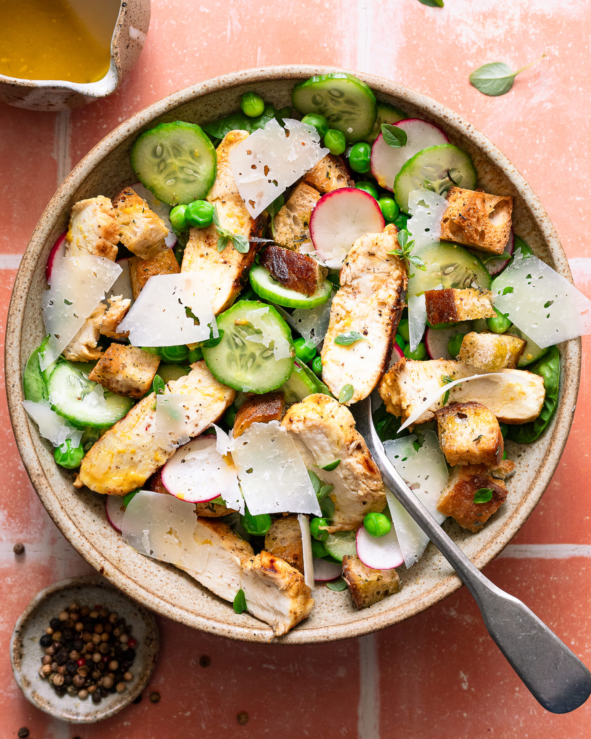 Salade croquante de printemps aux légumes frais